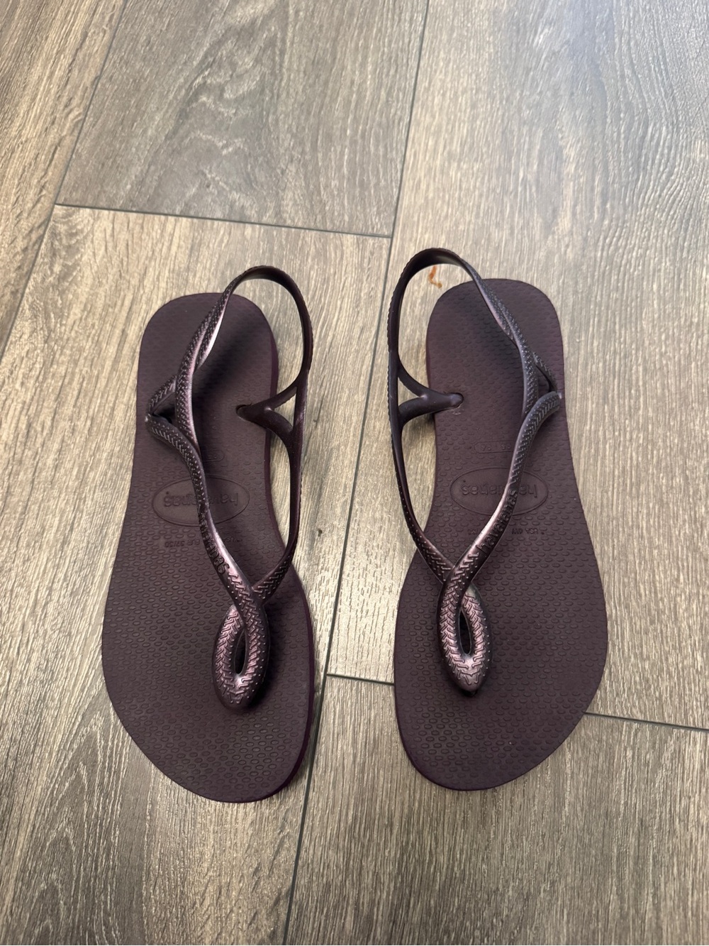 Havaianas Women’s Twisted Strap Sandals in Plum